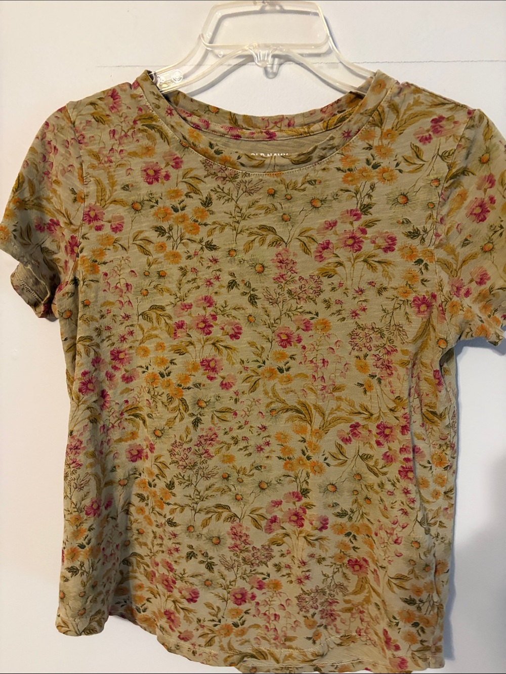 Old Navy woman’s  olive and  Floral Short Sleeve Tee. Xs. 💯 cotton.